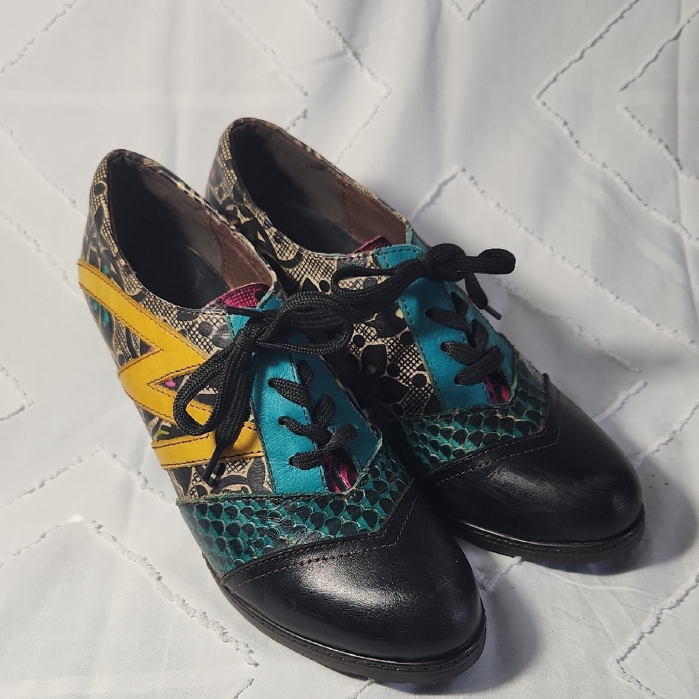 Chic Multicolor Lace-Up Flats